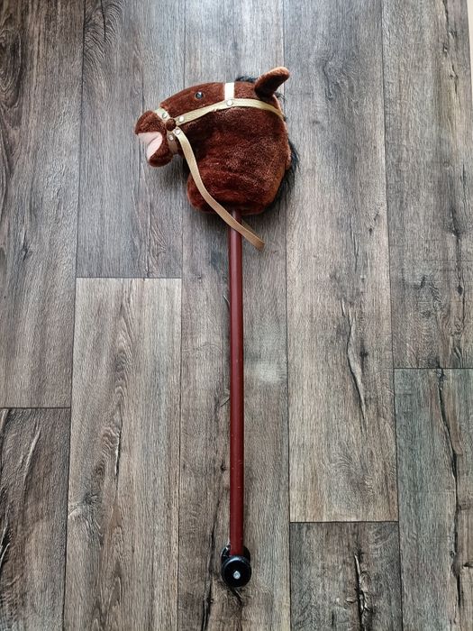 Koń na kiju z kółkiem ala Hobby Horse glowa konia dźwięki