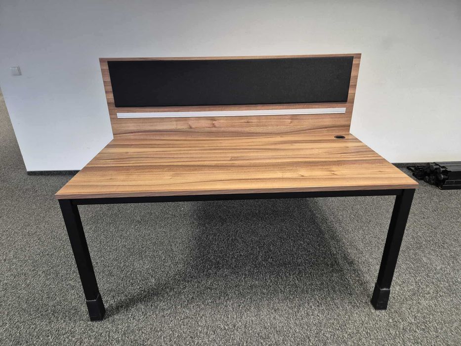 Biurko Bench 160 × 162 cm z przegrodą