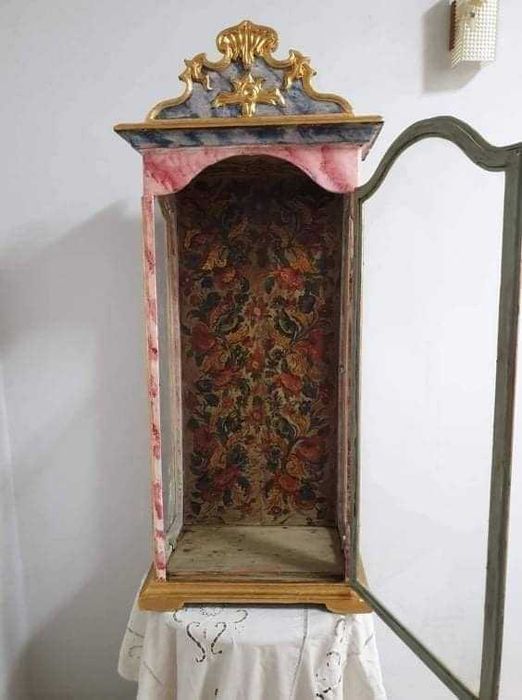 Oratorio antigo com nicho trabalhado