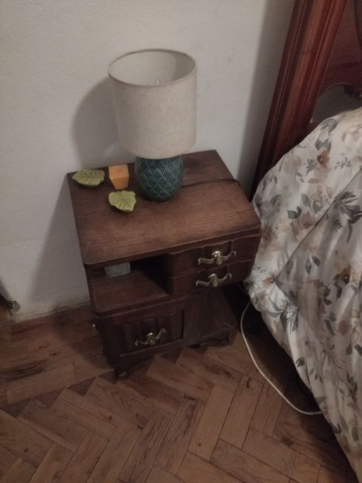 2 mesas de cabeceira antigas
