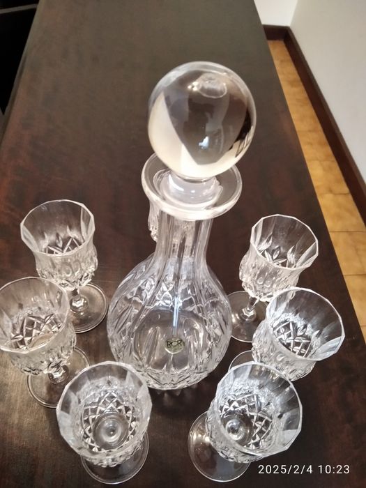Garrafa e copos de cristal
