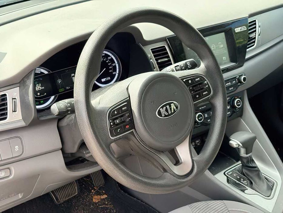 Kia Niro LX      2017