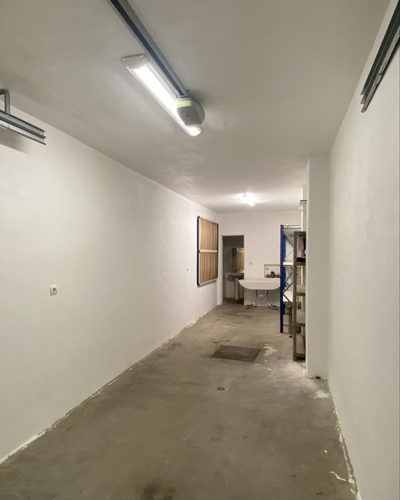 Garagem / Armazém 30m2 com WC, água, luz - Torre da Marinha