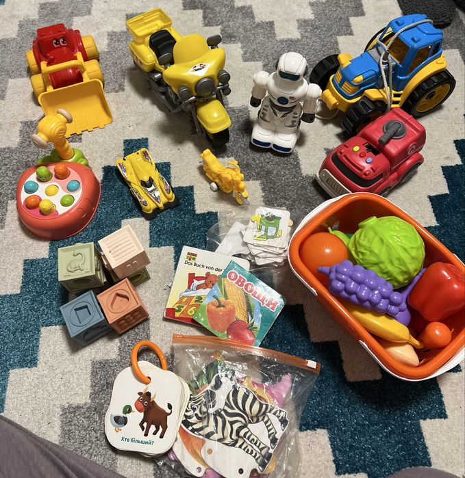 Набір дитячий іграшок- машинки,трактор,овочі, кубики,книжечки,пазли