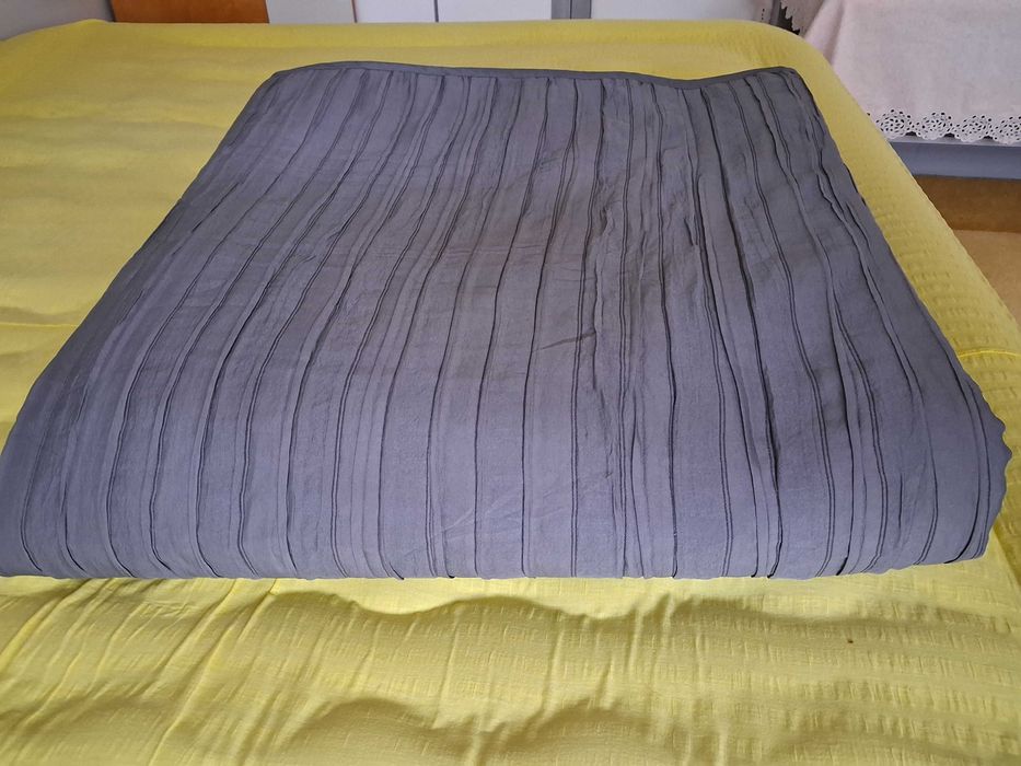 Duża, szara narzuta na łóżko : 262/252 cm.