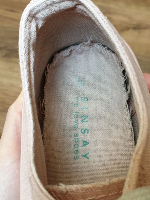 Trampki pudroworóżowe z błyszczącymi sznurówkami