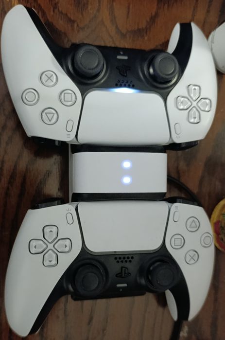 Ps5, 2x comandos, 4x jogos físicos, base de carregamento.