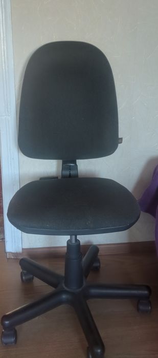 Стул на колёсиках