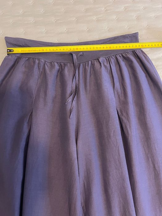 Conjunto de duas peças: Calças harém em seda e blusa de malha com lantejoulas