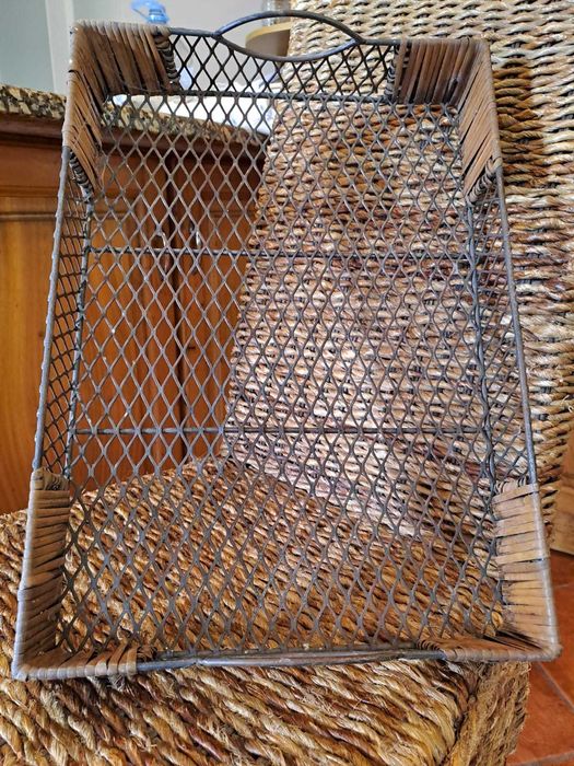 Tabuleiro metal e palhinha