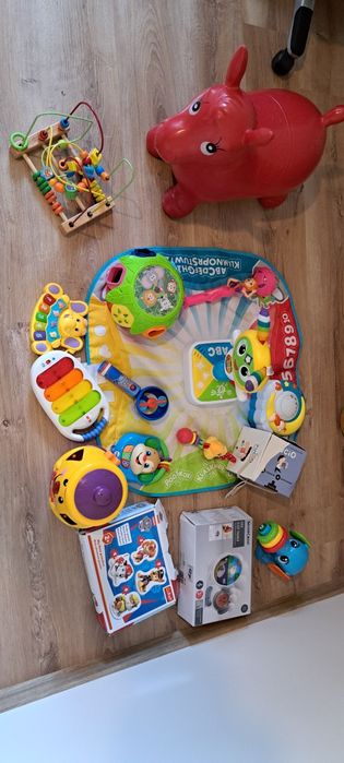 Zestaw zabawek interaktywnych (w tym Fisher Price)