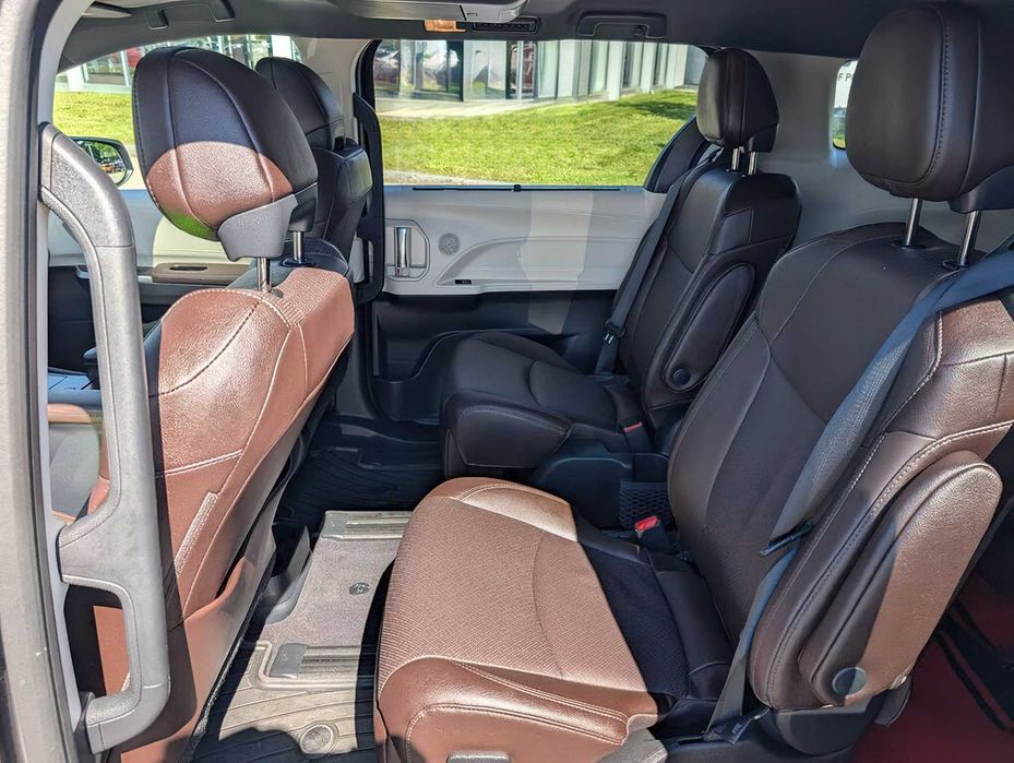 Toyota Sienna Platinum 7-Passenger      2023