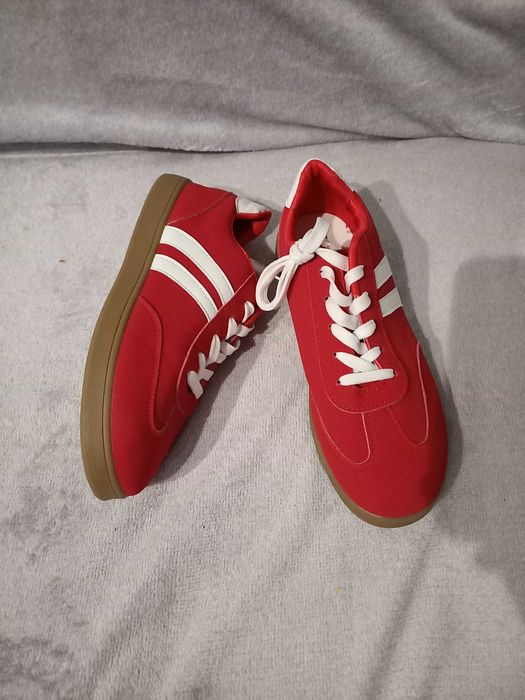 Czerwone buty sportowe