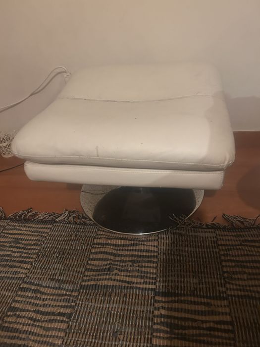 Sofa de 2 lugares e sofa individual com suporte de pes