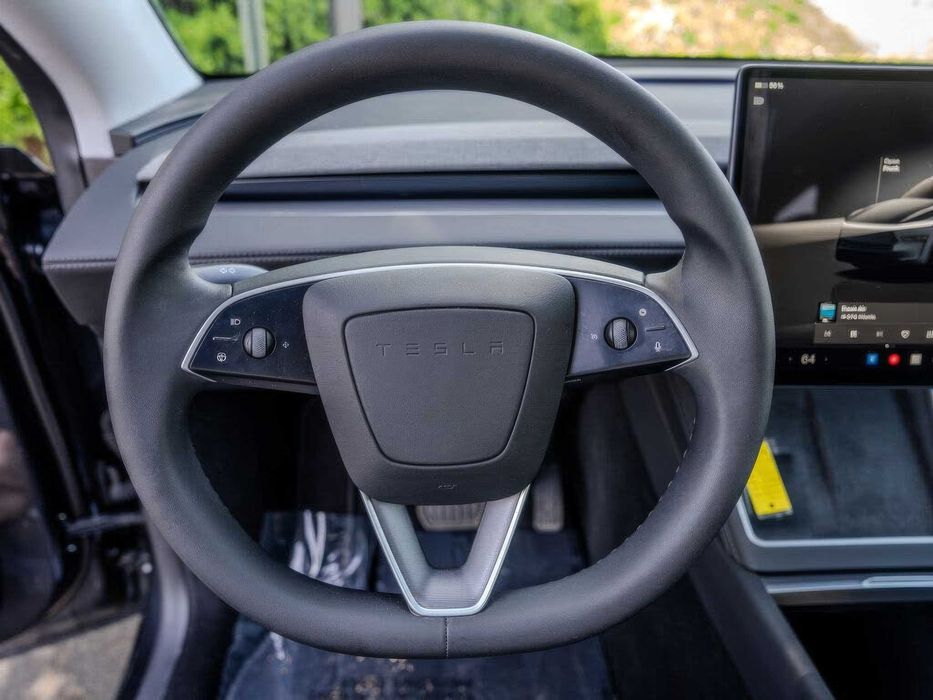 Tesla Model Y Long Range      2026