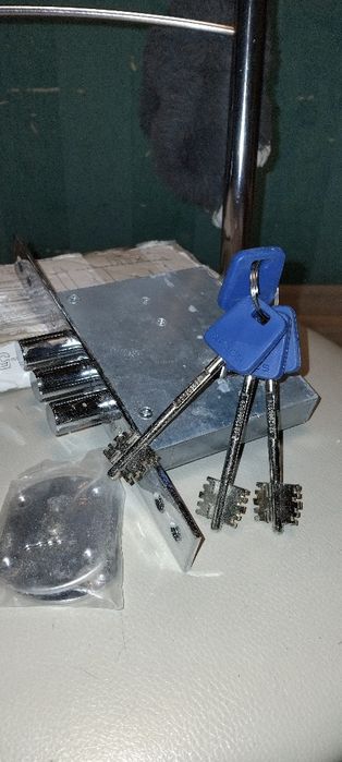 Продам фирменный  врезной замок Apecs на дом или квартиру длинный ключ