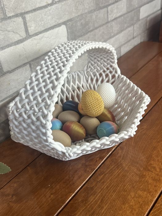 Biały drukowany pleciony koszyk