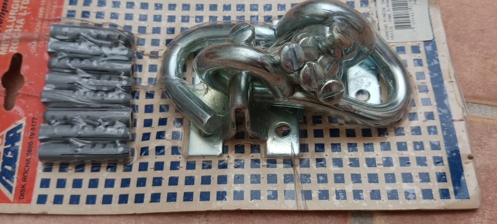 Dupla de ganchos para pendurar redes. buchas e parafusos incluídos.