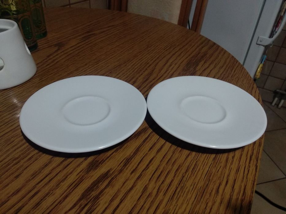 Białe talerzyki deserowe