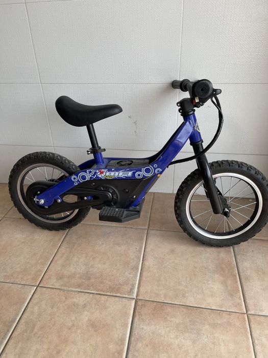 Bicicleta de criança eletrica.