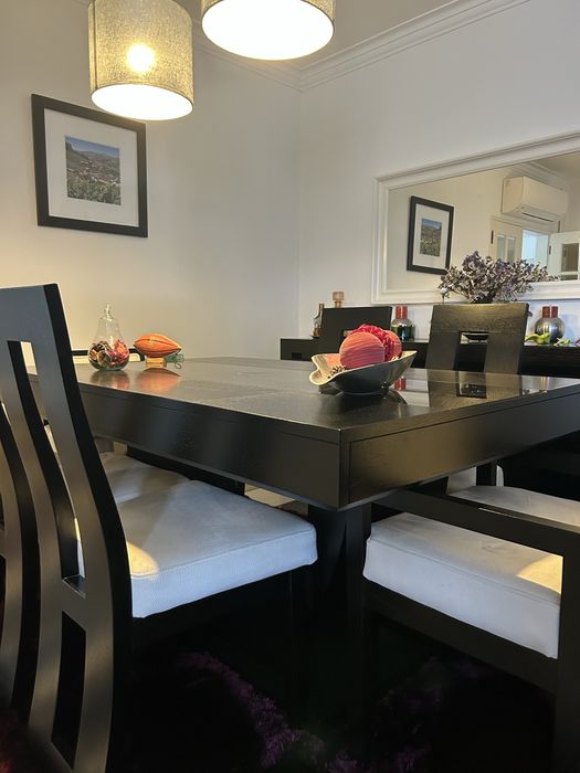 Conjunto de mesa de jantar, 6 cadeiras e aparador — madeira maciça preta
