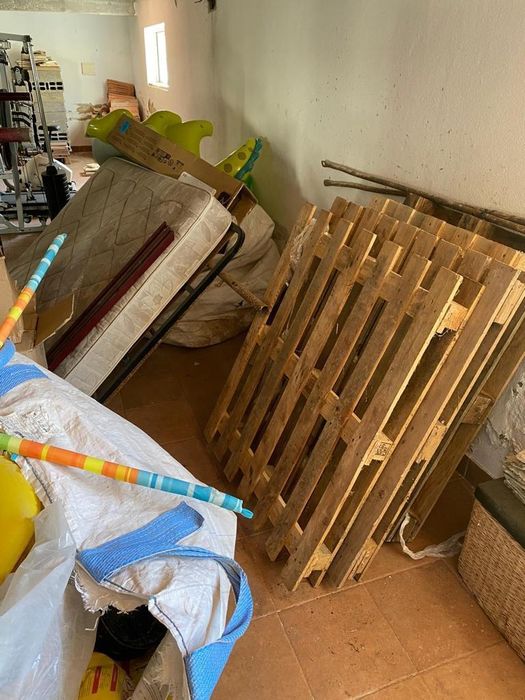 Recolha de entulho e móveis madeiras máquinas frigoríficos.