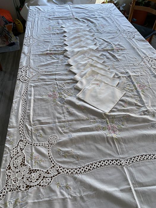 Toalha de mesa algodão com renda e bordado manual e 12 guardanapos