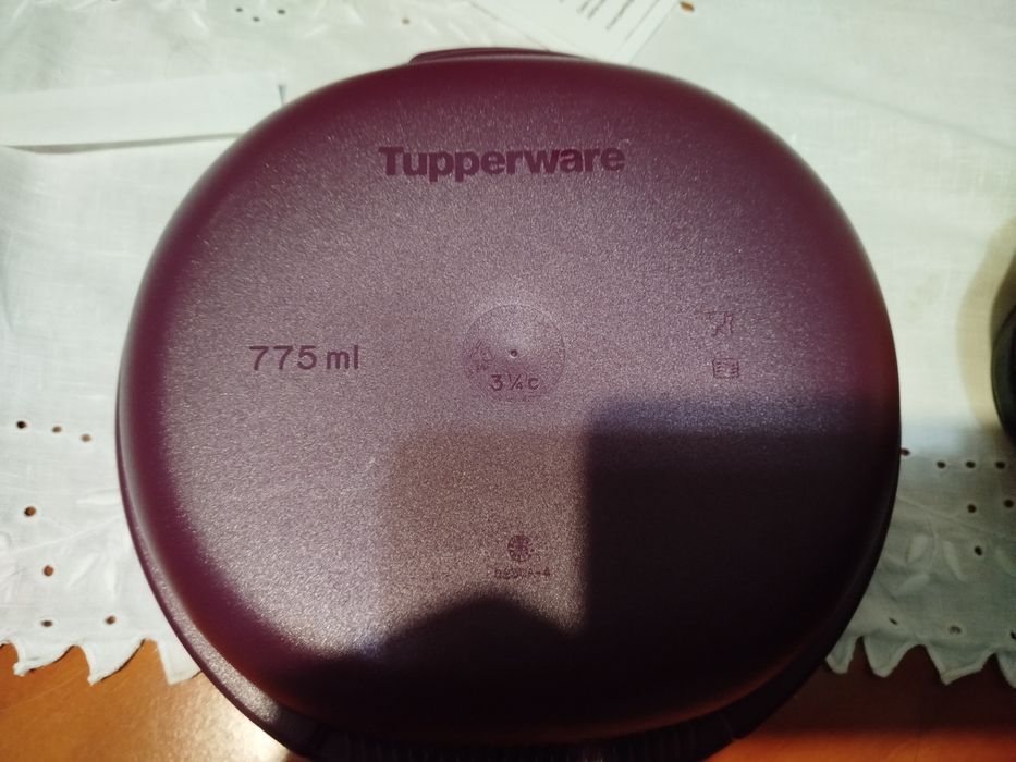 Tupperware bordeaux para fazer omelete no microondas