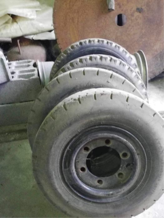 4 pneus com jantes de empilhador marca Semperit 700x12=12 telas