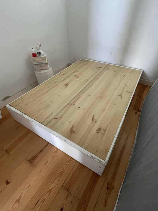 Cama de Madeira Maciça com Gavetas – Estrutura Robusta e Funcional
