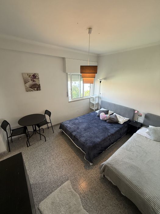 Quarto disponivel mobiliado no centro da Moita p casal c filho ou familiares