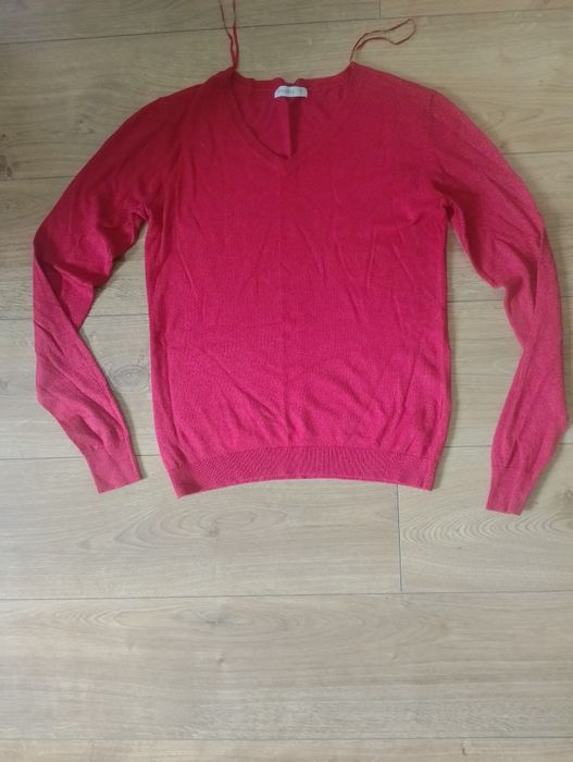 Czerwony sweter w dekolt serek