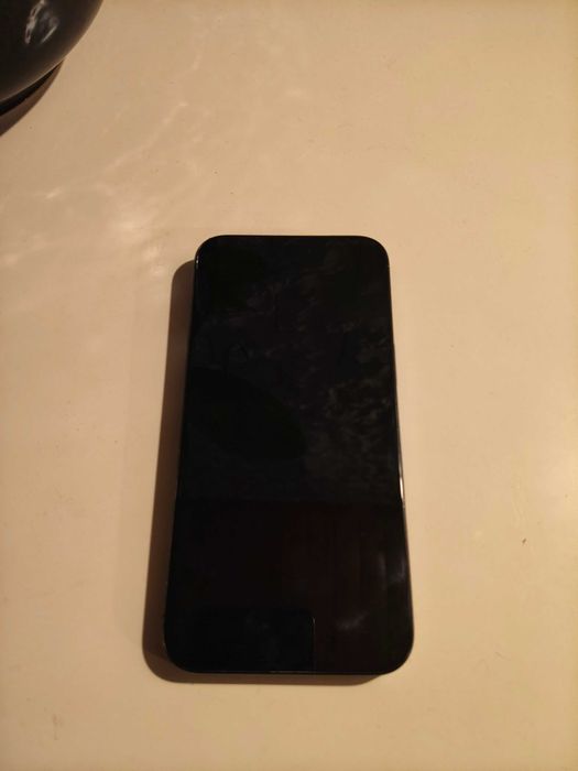 iPhone 15 (para peças, em perfeito estado).