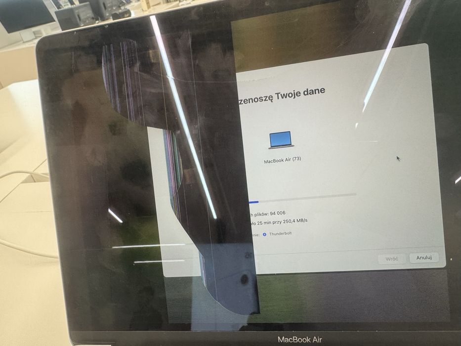 Macbook, zakupiony rok temy, uszkodzona matryca