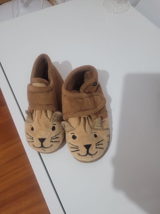 Pantufas/sapatinhos de quarto da marca Victoria, número 24,