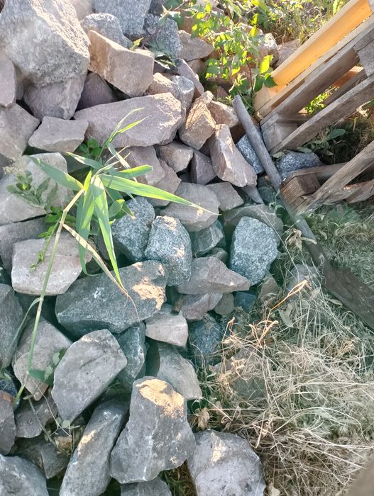 Гранитный камень для декора сада.