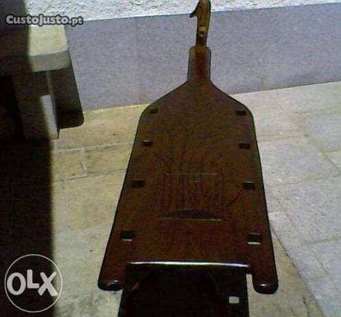 Mesa artesanal em madeira (peça única)