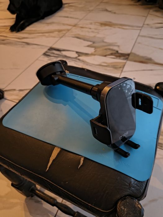 Uchwyt do telefonu z ładowaniem automatyczny