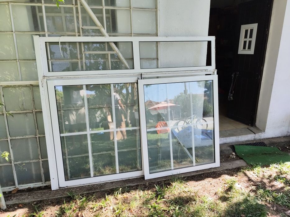 Janela de duas folhas em alumínio branco