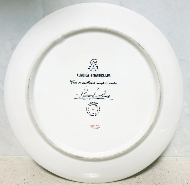 Prato calendario de 1992 Almeida & Santos Lda. em porcelana