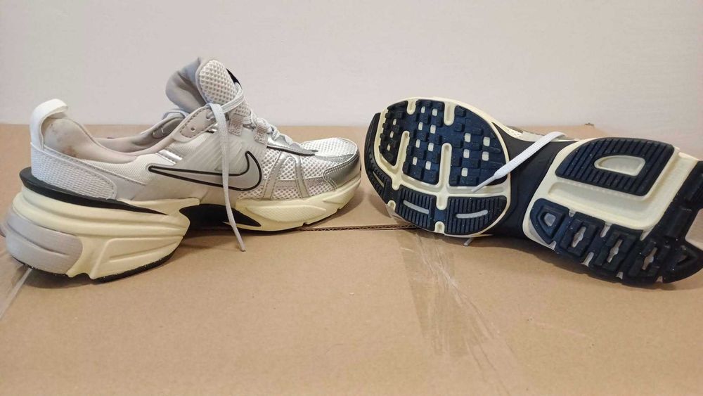 Jeden but Nike V2K run lewy 40