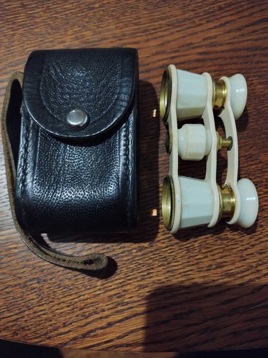 Бинокль- театральный.