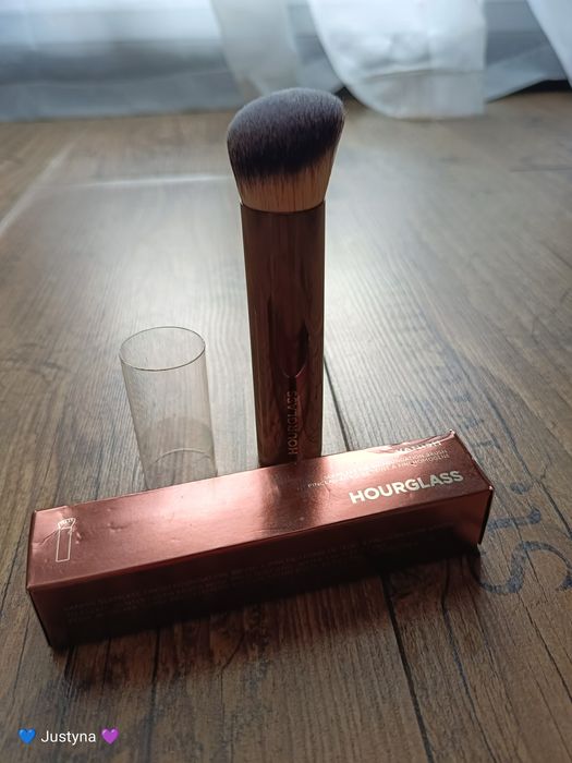Nowy pędzel HOURGLASS Vanish Seamless Finish do podkładu