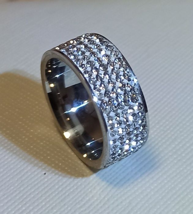 Серебристое красивое кольцо на подарок