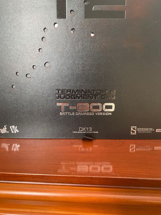 Terminator 2  hot toys t-800 Battle damaged