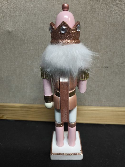 Quebra Nozes Rosa com Coroa Dourada
Este quebra-nozes decorativo apres