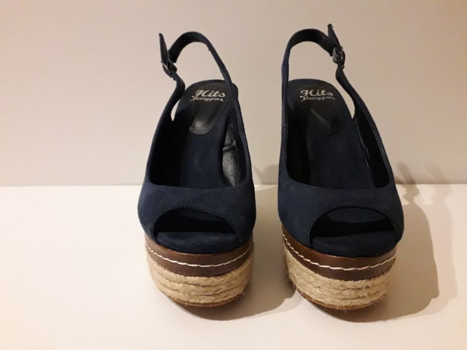 Sandálias de cunha novas