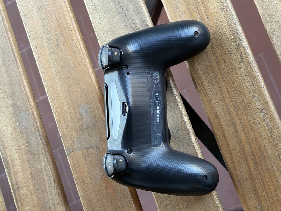 Playstation 4 com comando preto