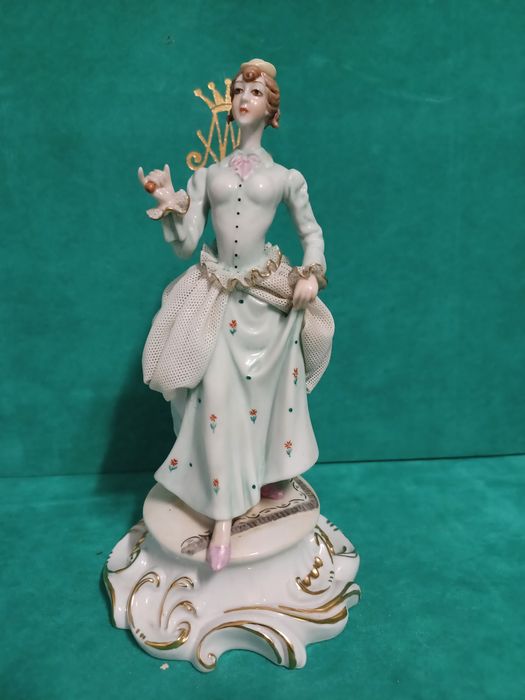 Damas antigas em porcelana nacional