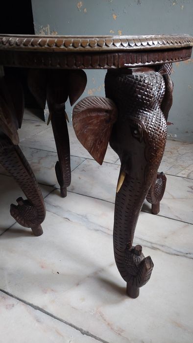 Mesa de pau santo com pernas em forma de elefantes